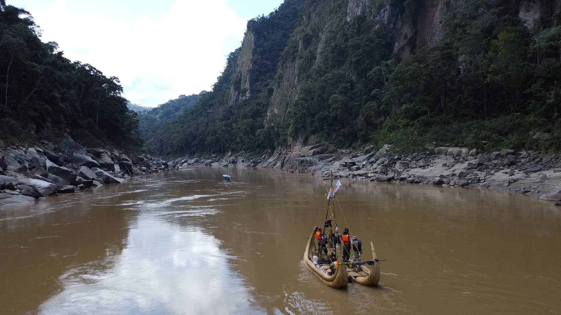 Vue aérienne de la balsa naviguant dans une gorge encaissée aux parois couvertes de forêt
